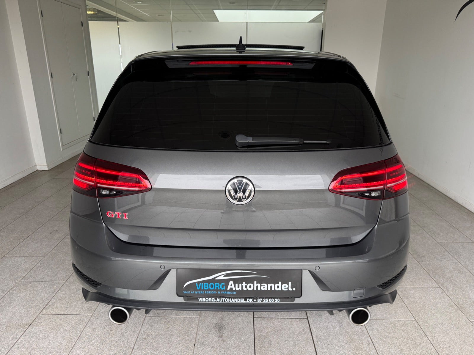 Grå VW Golf VII fra 2019