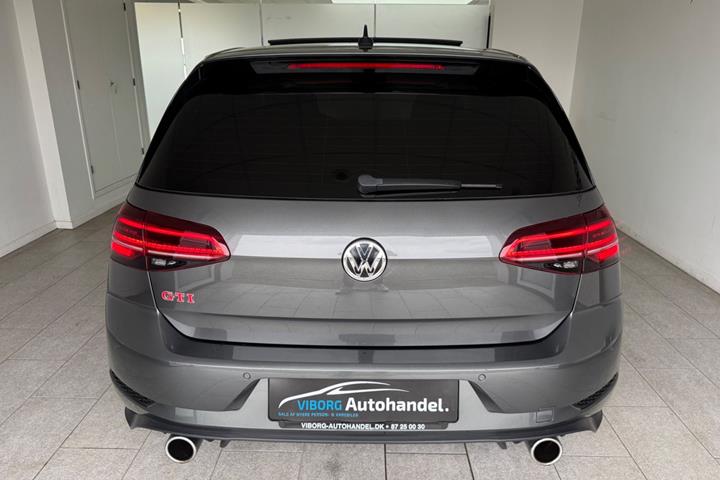 Grå VW Golf VII fra 2019