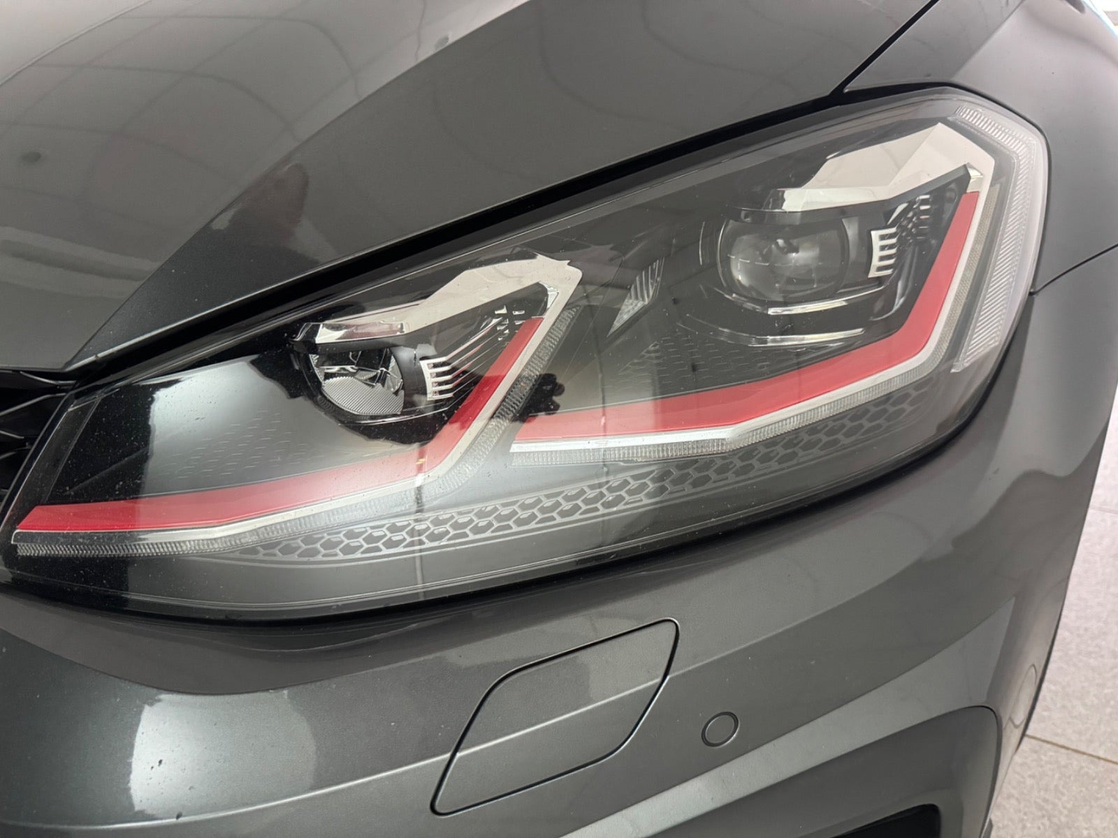Grå VW Golf VII fra 2019