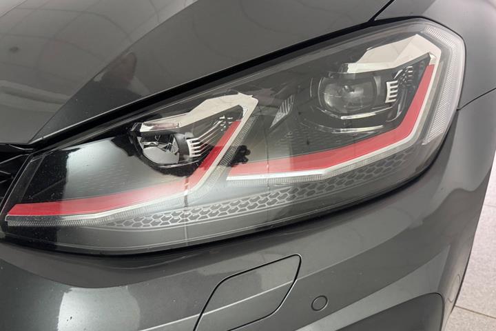Grå VW Golf VII fra 2019