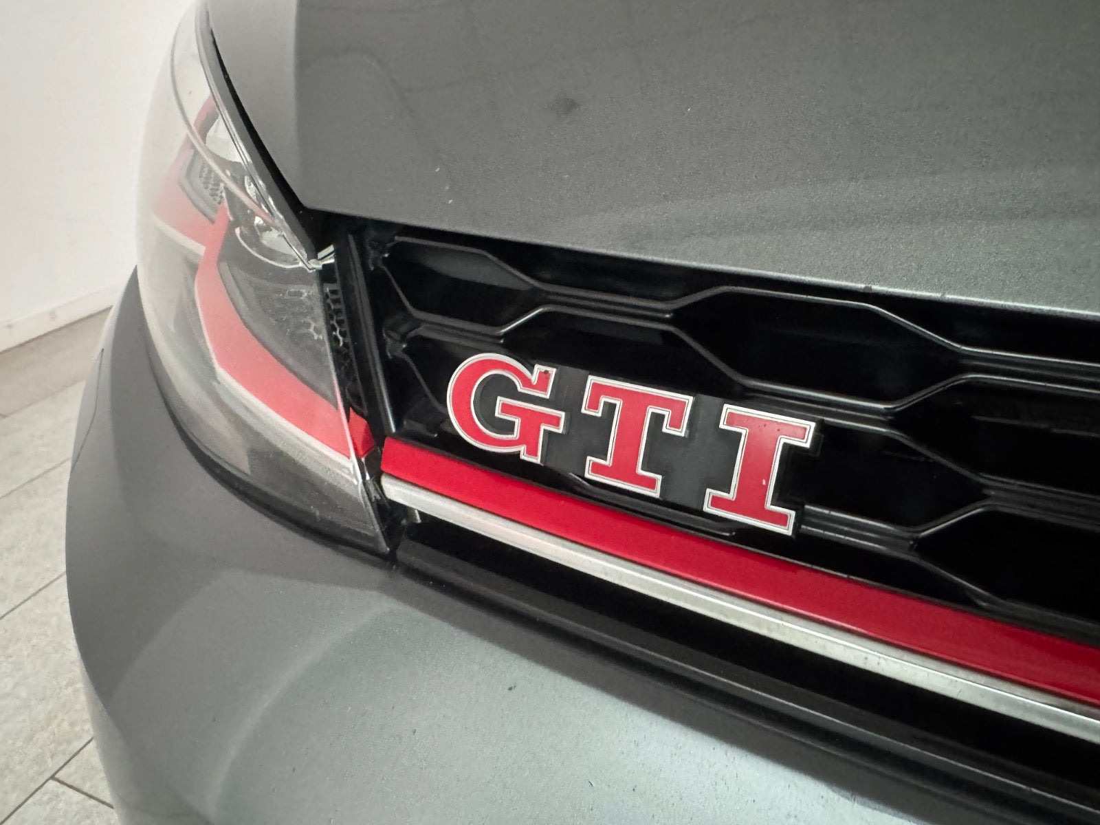 Grå VW Golf VII fra 2019
