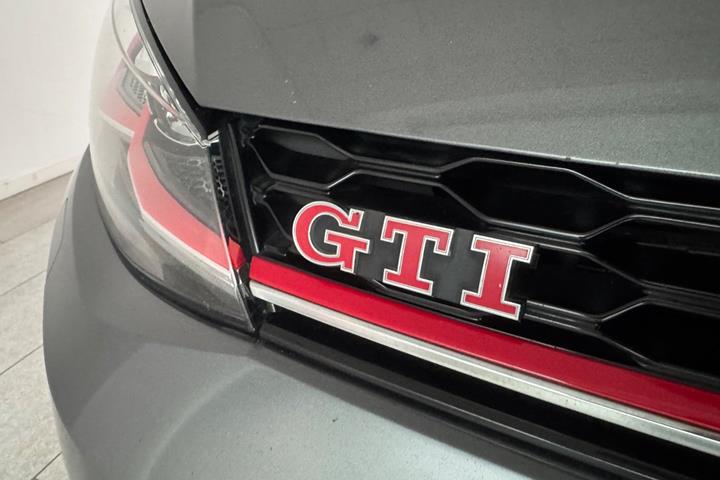 Grå VW Golf VII fra 2019