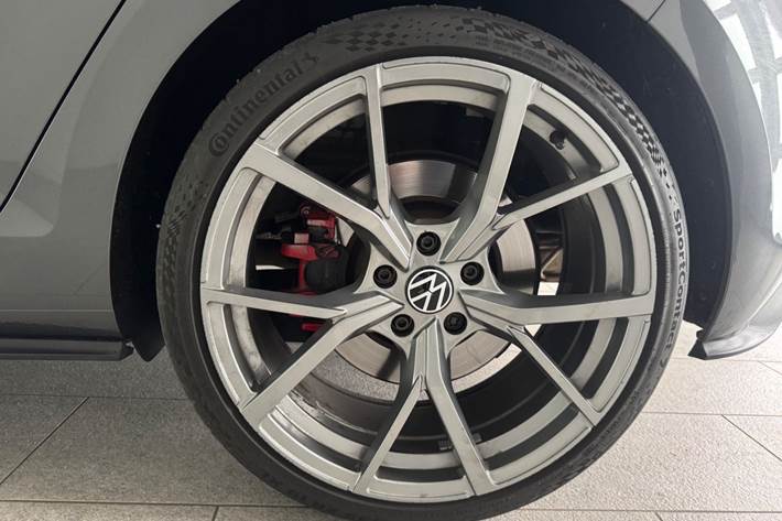 Grå VW Golf VII fra 2019
