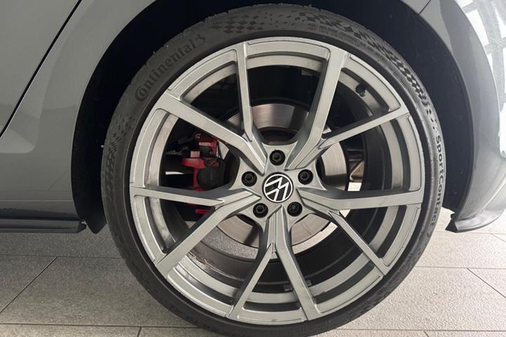 Grå VW Golf VII fra 2019