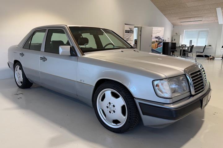 Sølv Mercedes E280 fra 1993