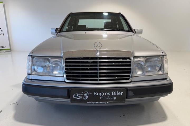 Sølv Mercedes E280 fra 1993 set udefra