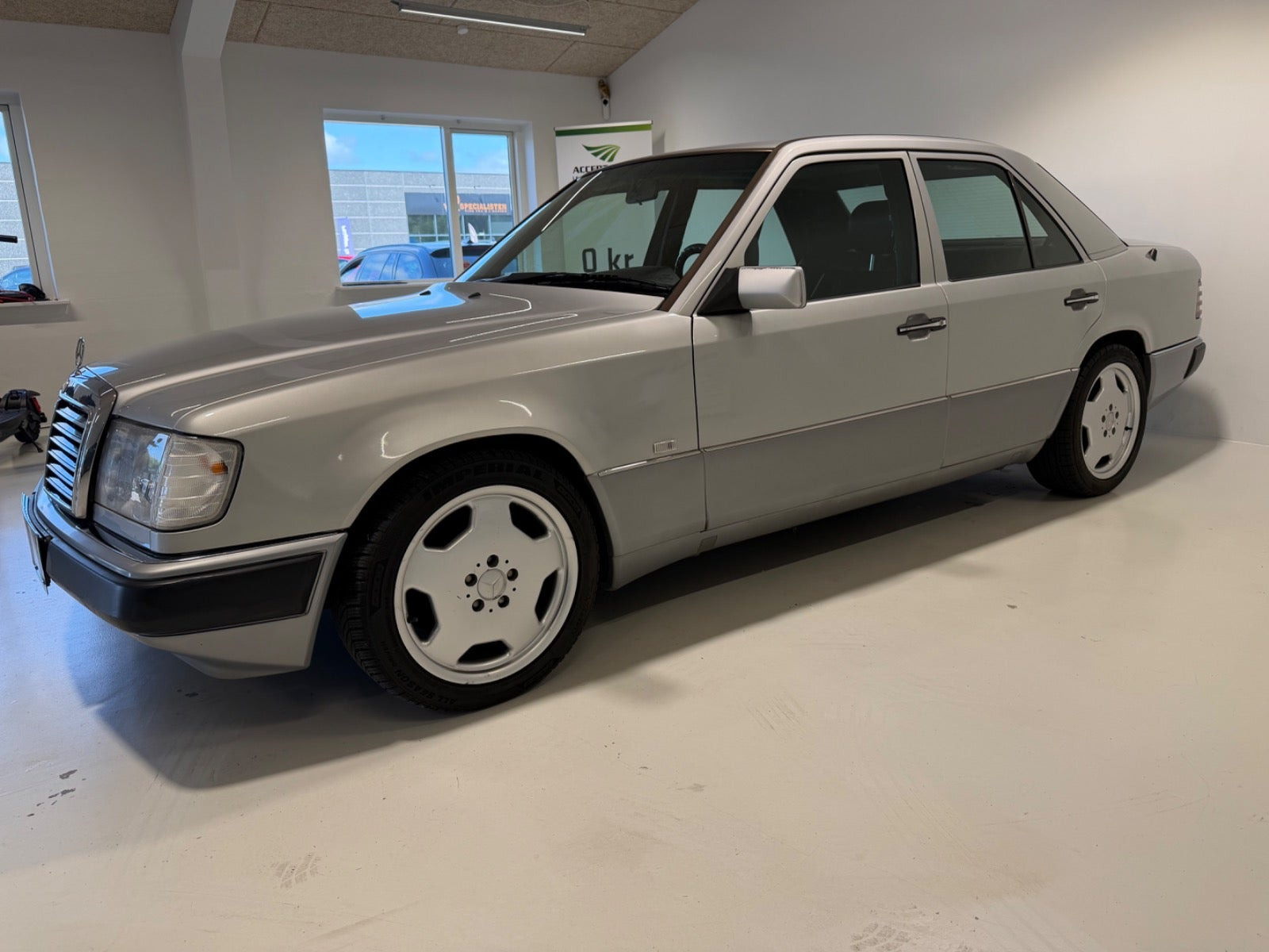 Sølv Mercedes E280 fra 1993