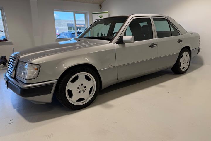 Sølv Mercedes E280 fra 1993
