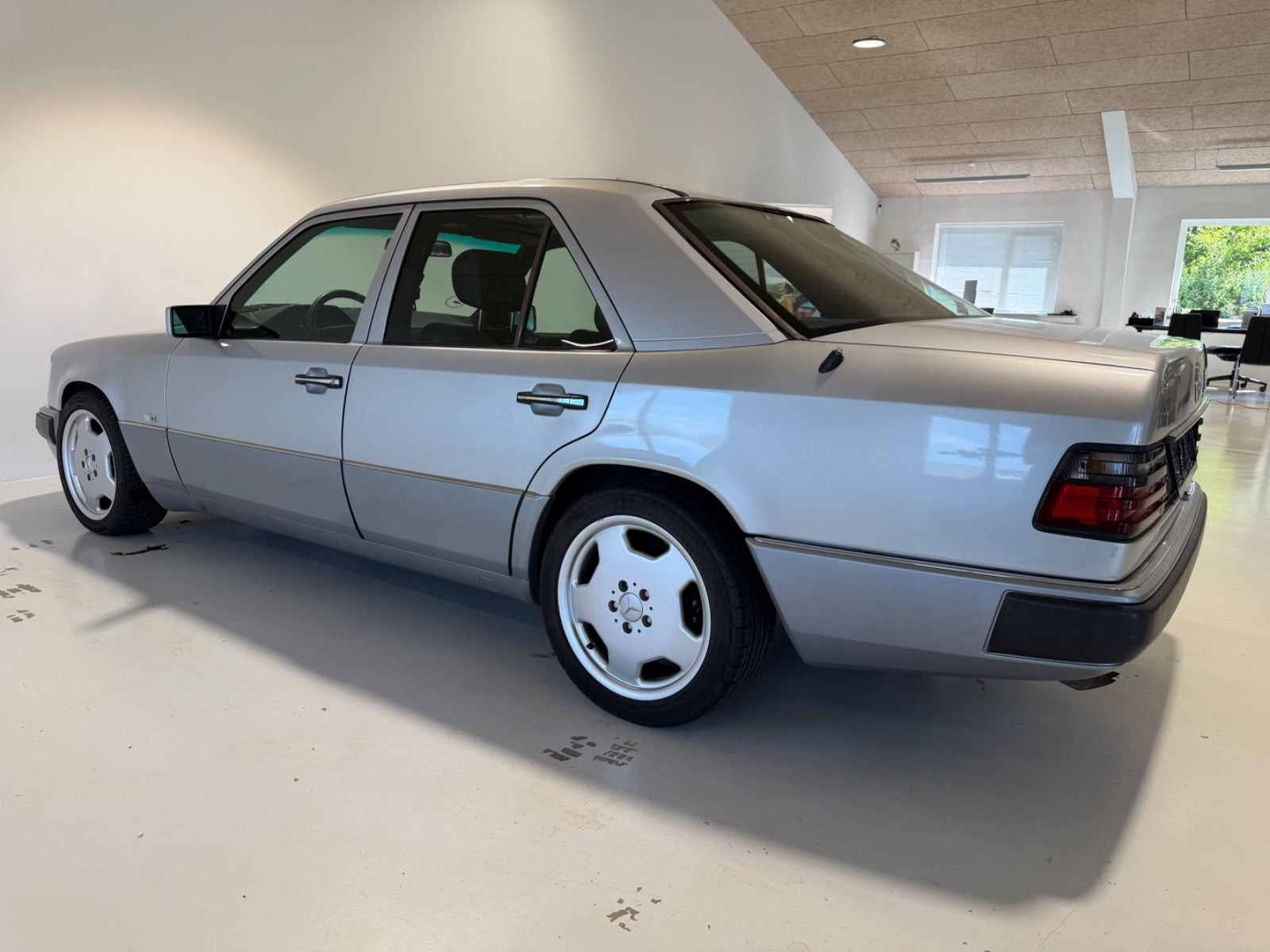 Sølv Mercedes E280 fra 1993