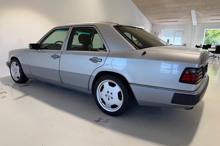 Sølv Mercedes E280 fra 1993