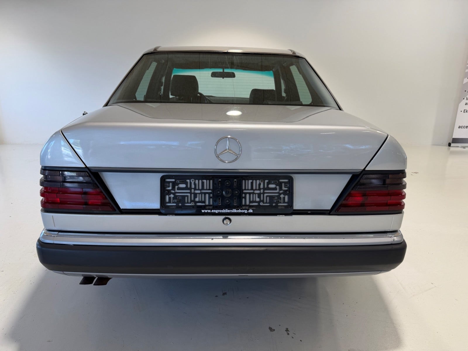 Sølv Mercedes E280 fra 1993 set udefra