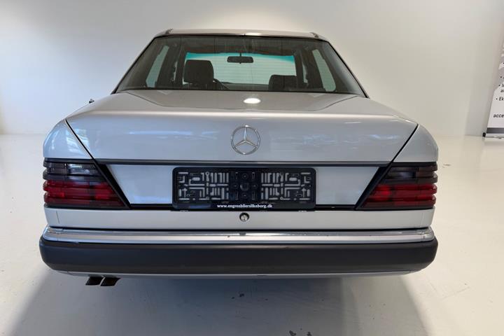 Sølv Mercedes E280 fra 1993 set udefra