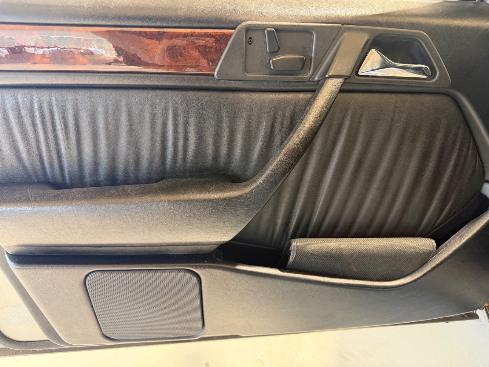 Sølv Mercedes E280 fra 1993 set indefra