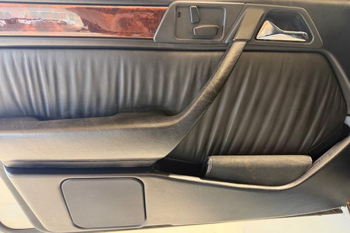 Sølv Mercedes E280 fra 1993 set indefra