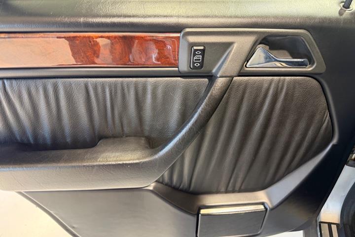 Sølv Mercedes E280 fra 1993 set indefra