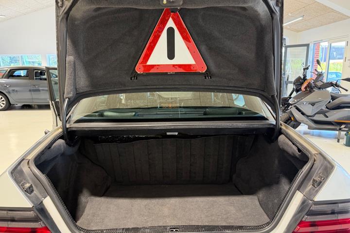 Sølv Mercedes E280 fra 1993 set udefra