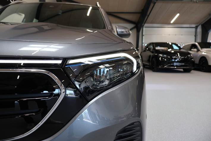 Grå Mercedes EQB300 fra 2022