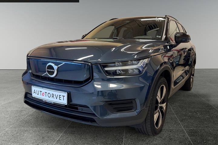 Blå Volvo XC40 fra 2022 set udefra