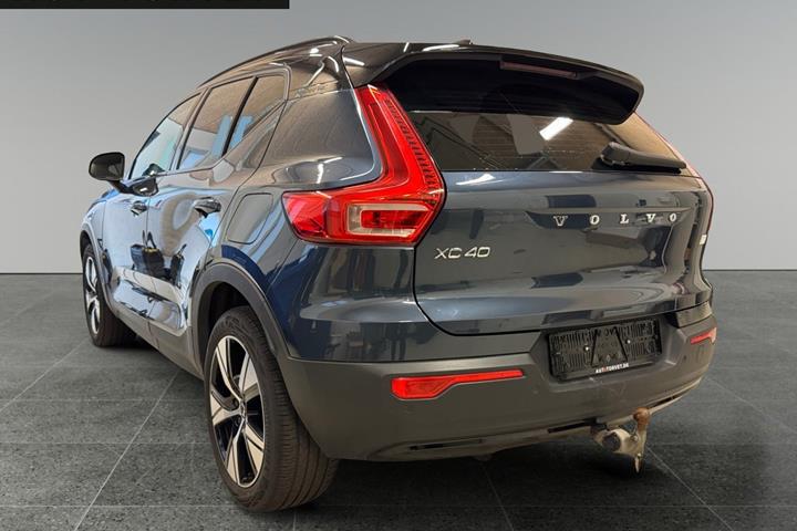 Blå Volvo XC40 fra 2022