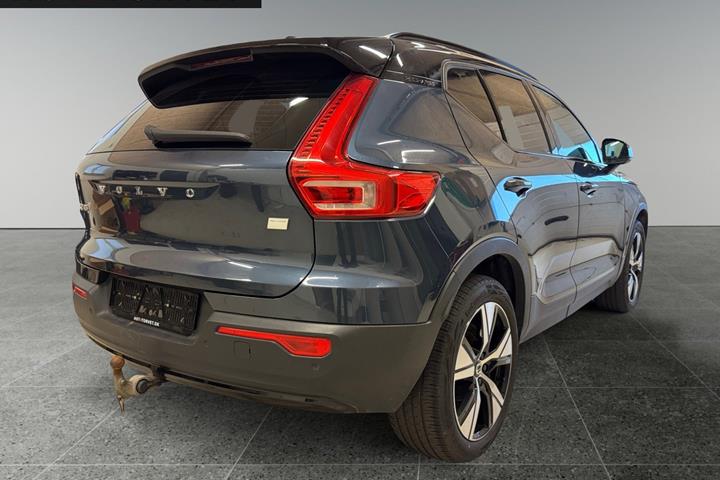 Blå Volvo XC40 fra 2022