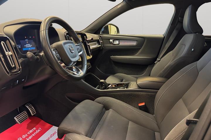 Blå Volvo XC40 fra 2022