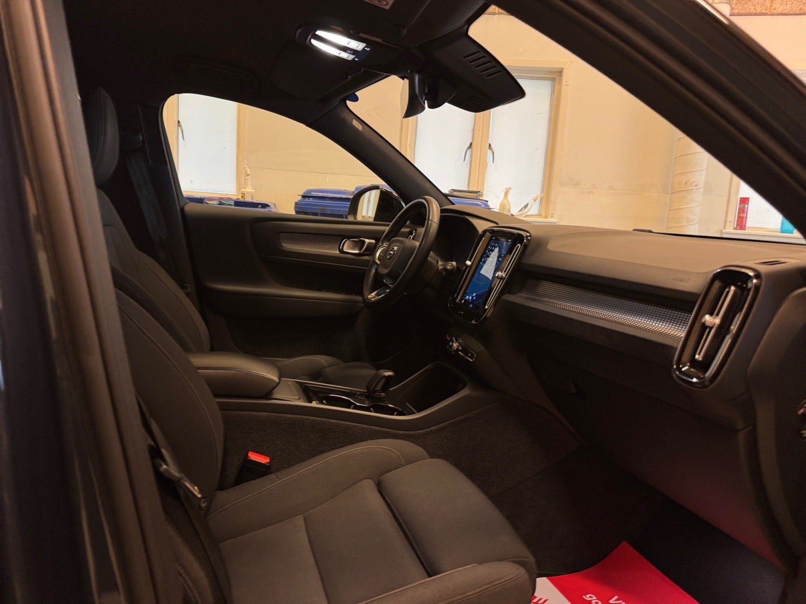 Blå Volvo XC40 fra 2022