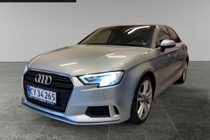 Grå Audi A3 fra 2016 set udefra