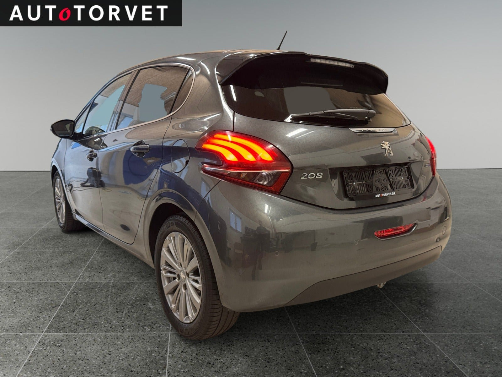 Grå Peugeot 208 fra 2016
