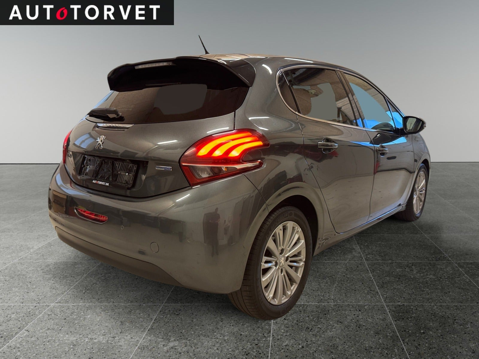 Grå Peugeot 208 fra 2016