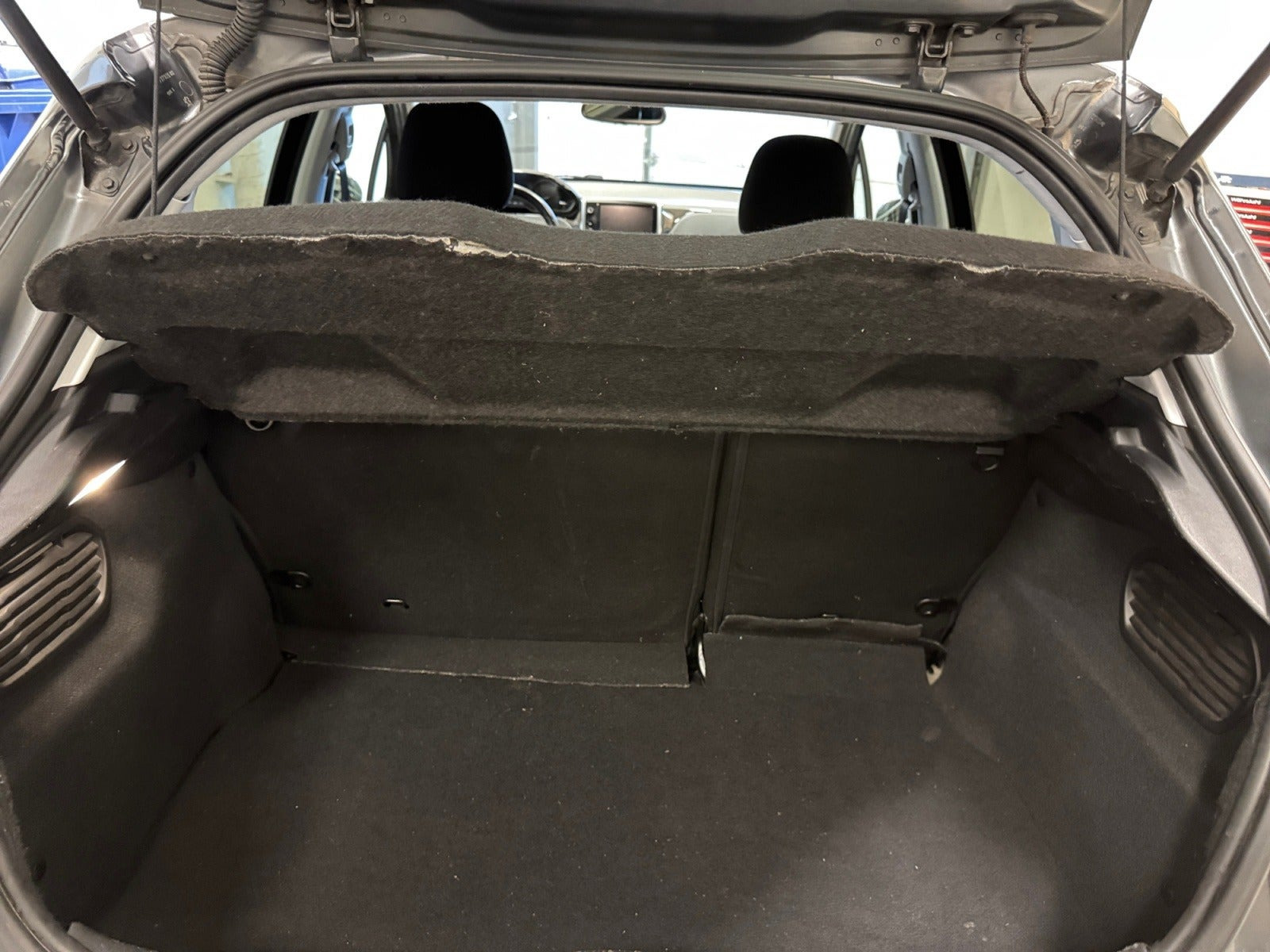 Grå Peugeot 208 fra 2016