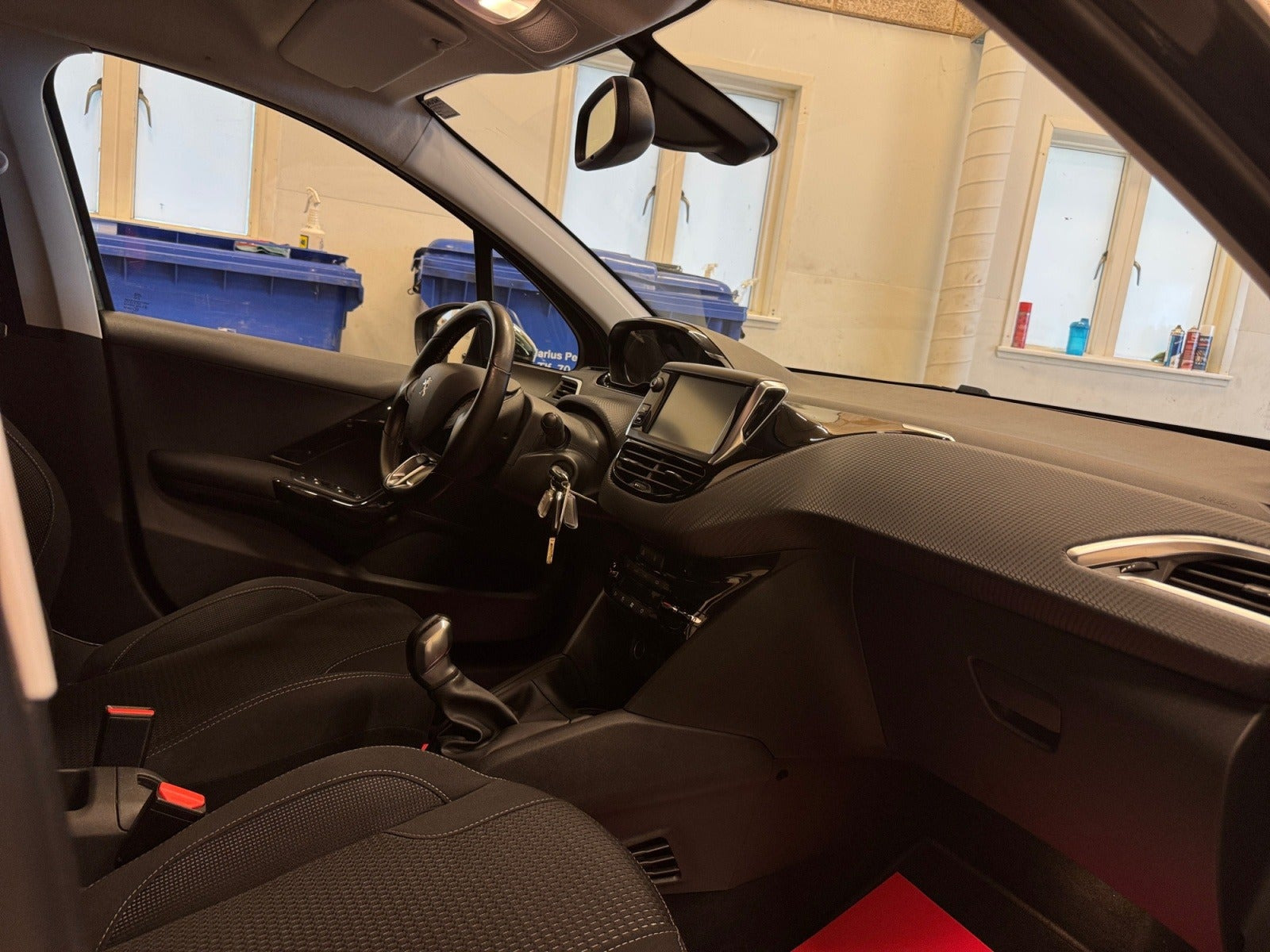 Grå Peugeot 208 fra 2016