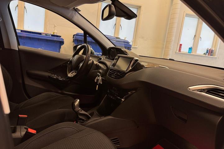Grå Peugeot 208 fra 2016