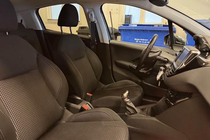 Grå Peugeot 208 fra 2016