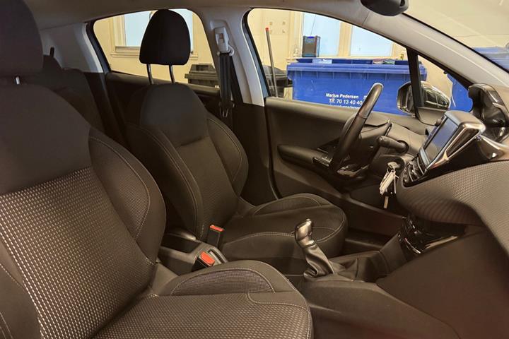 Grå Peugeot 208 fra 2016