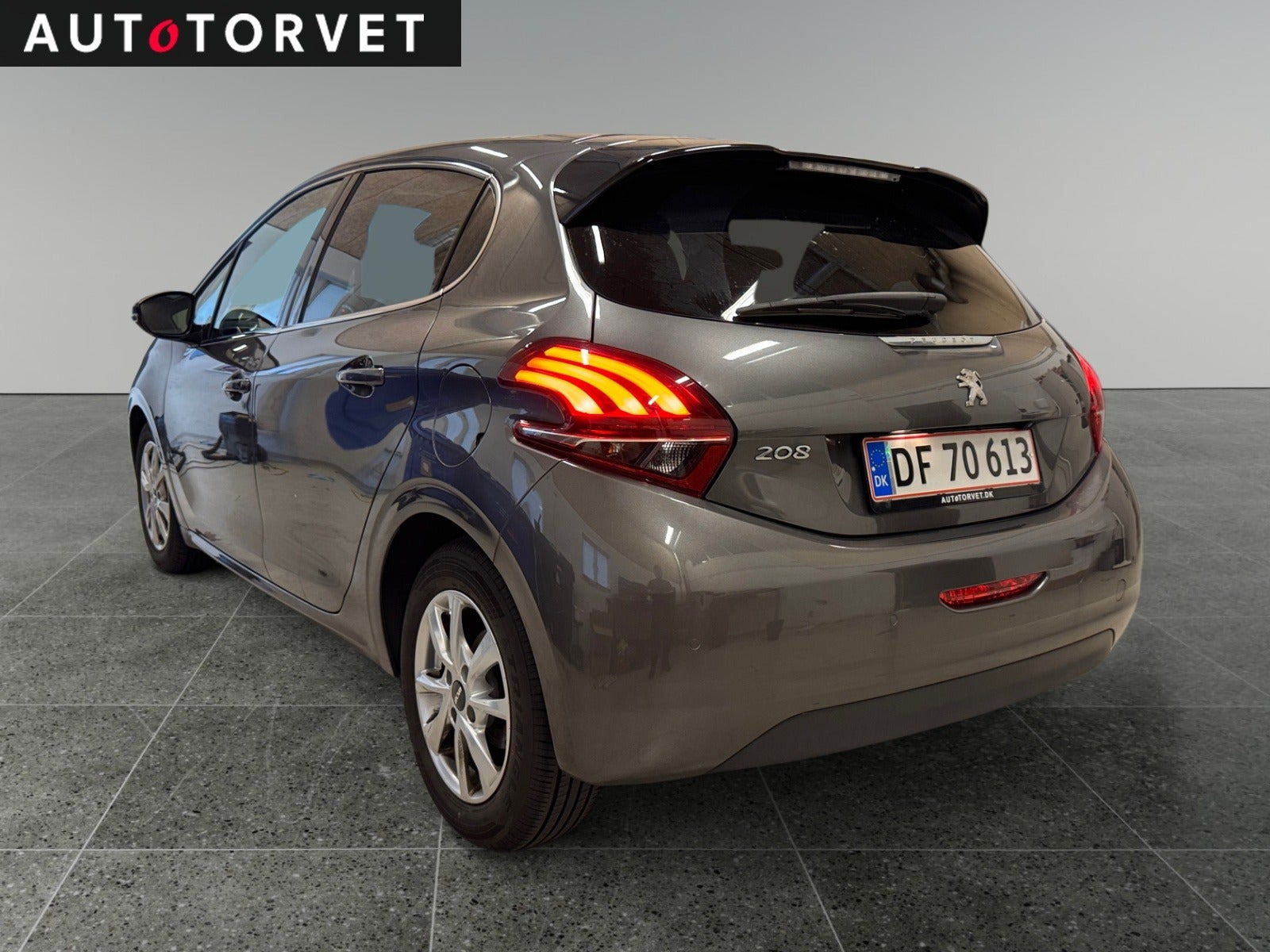 Grå Peugeot 208 fra 2020