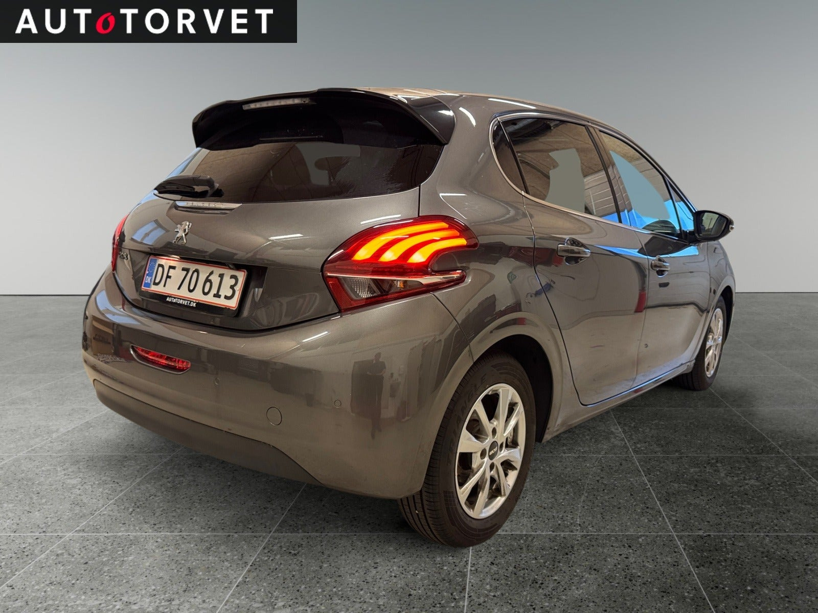 Grå Peugeot 208 fra 2020