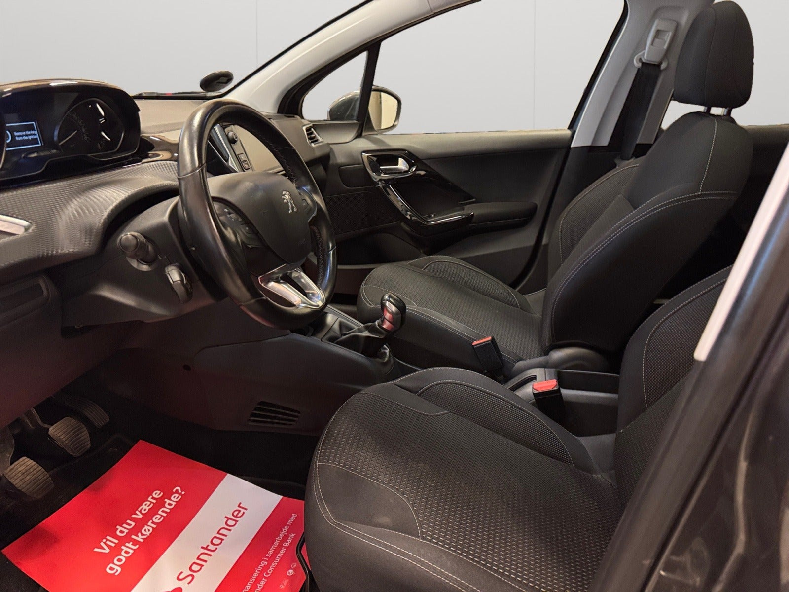 Grå Peugeot 208 fra 2020