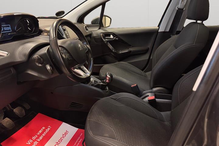 Grå Peugeot 208 fra 2020