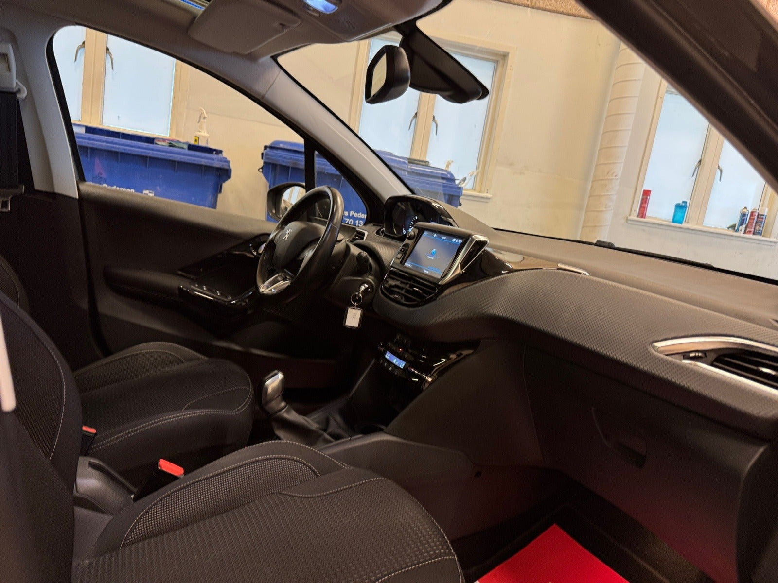 Grå Peugeot 208 fra 2020