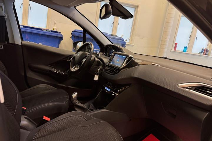 Grå Peugeot 208 fra 2020