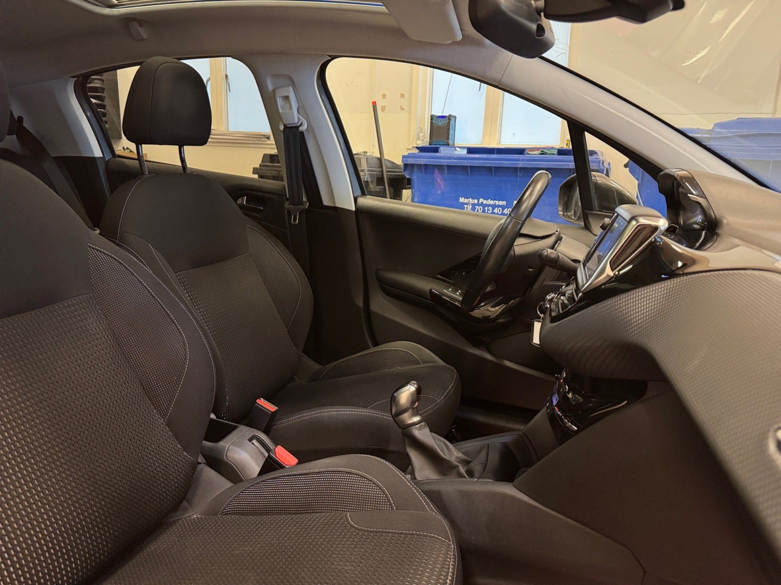 Grå Peugeot 208 fra 2020