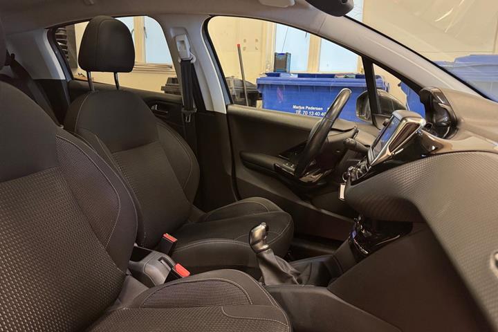Grå Peugeot 208 fra 2020