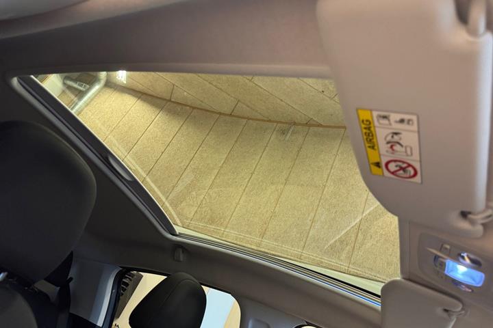 Grå Peugeot 208 fra 2020