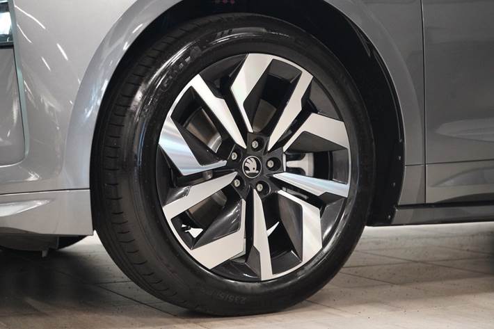 Grå Skoda Enyaq fra 2025