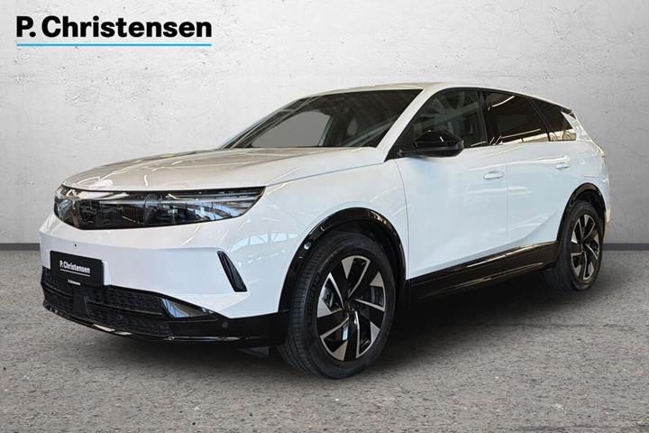 Hvid Opel Grandland-e fra 2025 set udefra