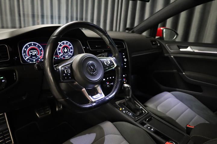 Rød VW Golf VII fra 2015