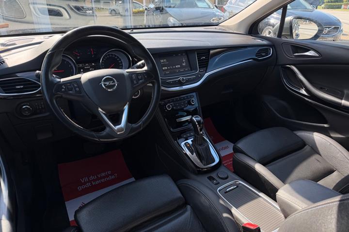 Grå Opel Astra fra 2017