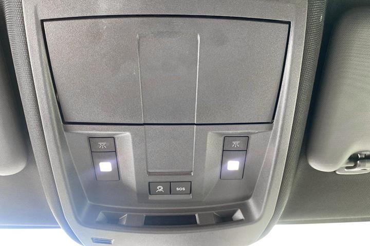 Hvid Peugeot e-5008 fra 2025