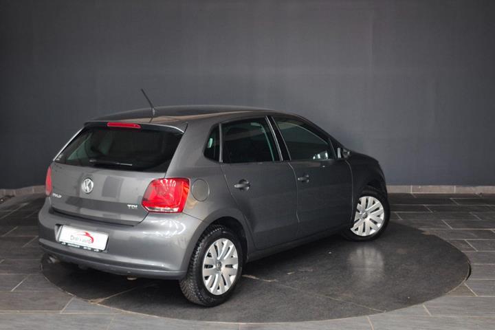 Grå VW Polo fra 2010