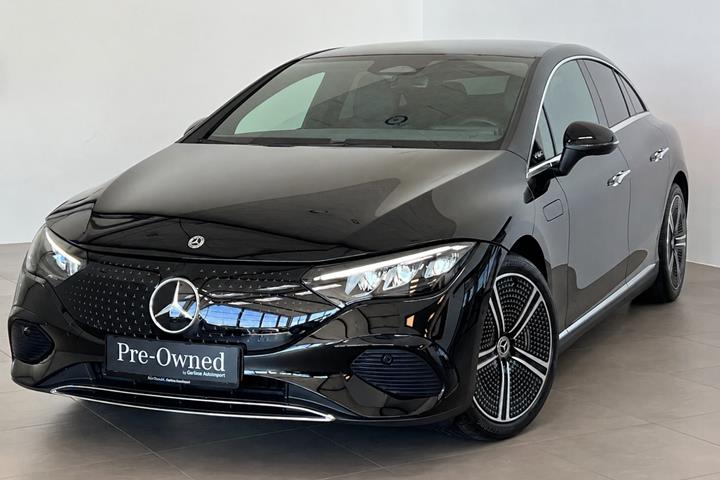 Sort Mercedes EQE300 fra 2023 set udefra